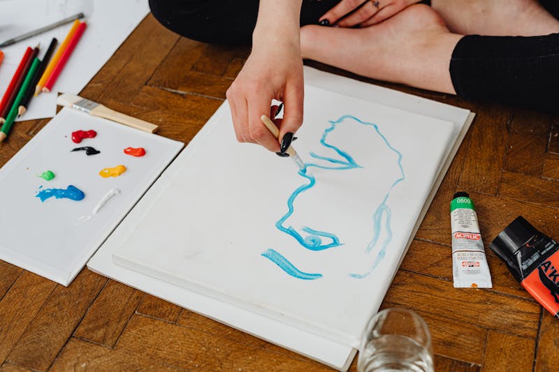 创作者在画布上绘画